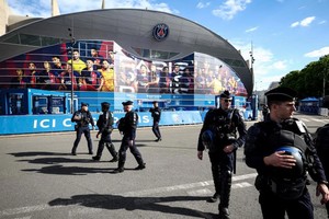 法国警察在一运动场外巡逻。（图：AFP）