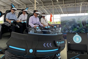 虚拟实境 (VR) 技术游戏吸引游客。