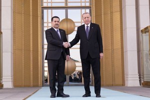 伊拉克总理苏达尼在巴格达国际机场迎接了土耳其总统埃尔多安。（图：互联网）