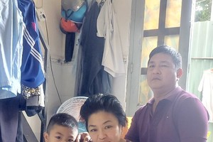 潘锦德（右）与中风的姐姐和儿子。