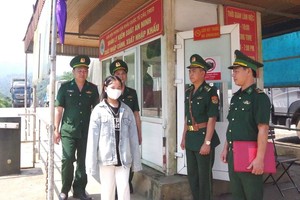 河靖省边防部队护送受骗者安全回到吊桥国际口岸。（图：世孟）