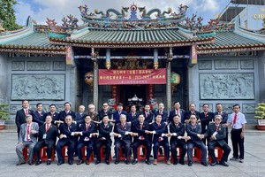 崇正会馆第十一届理监事合照。