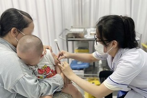 医护人员在给一名小孩施打疫苗。（图：市党部新闻网）