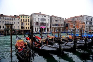 威尼斯大运河旁停靠的贡朵拉。（图：新华社）