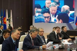 越南公安部部长苏霖大将（前左二）率团与会。（图：越通社）