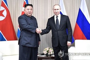 资料图片：当地时间2019年4月25日，在俄罗斯沿海州符拉迪沃斯托克，金正恩（左）和普京举行首脑会谈。（图：韩联社）