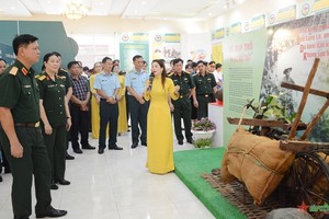 “第七军区续写英雄赞歌”展览开幕