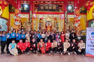 第五郡各民族模范青年在温陵会馆留影。