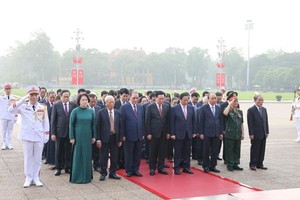 党政领导晋谒胡志明主席陵