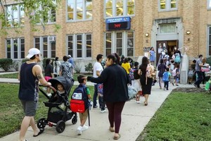 在美国芝加哥，家长在开学日送孩子上学。（图：新华社）