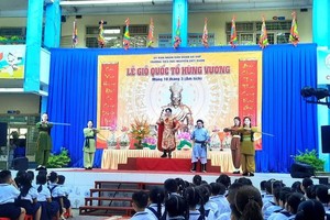 胡志明市㗰剧艺术剧院到本市的小学学校表演。