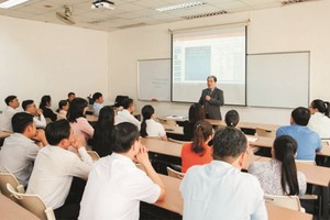 在市委组织处与市经济大学为本市干部队伍配合举办的高级调度公共政策硕士培训计划中的一堂课。