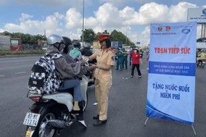 交警向民众赠送饮用水