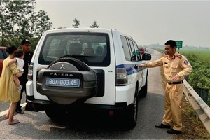 交警及时“解救”老弱妇孺乘客