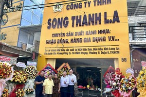 各单位代表祝贺丁文森（左二）开设营业部。