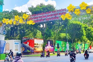 本市到处都洋溢着节日的气氛。