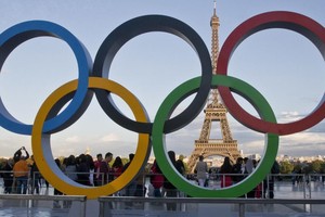 图为特罗卡德罗广场上的奥运五环。（图：AP）