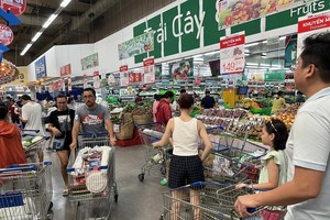 市民在MM Mega Market 选购物品。（图：阮海）