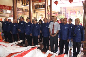 海南会馆理事会进行祭拜仪式。