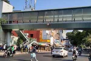 虽然有步行桥，但不少人仍按习惯横穿过马路。