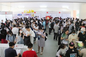 由市师范大学举办的招聘会每年都吸引上千人次参加应聘。