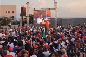 古巴多地民众5月1日举行大型集会，庆祝“五一”国际劳动节，要求美国解除对古封锁。（图：视频截图）