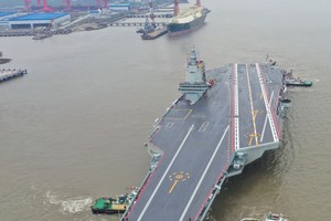 中国第三艘航母福建舰首次海试