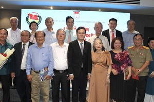 纪念会上，市越中友协代表与老挝驻本市总领事菲西·邦米赛和中国驻本市副总领事徐州合照留念。