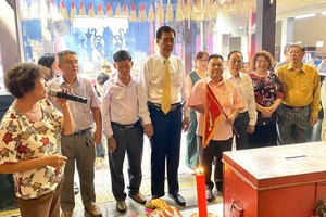 穗城会馆副理事长林海泉（左四）将天后圣母令旗移交给统一粤剧团顾问会长丁文森。