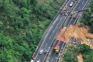 无人机空拍现场照片。（图：新华社）