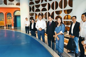 徐副总领事（左四）和各中资企业参观太阳集团在富国岛未来的发展项目。