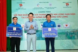 向同胞赠送 1000 桶饮用水