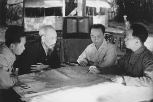 胡志明主席和党中央政治局的同志们召开会议决定啟动1953-1954年冬春战略计划和奠边府战役 （太原省定化县富亭乡，1953年末）。（资料图）