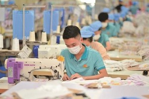 订单增加，纺织品成衣企业深度投资。（图：VOV）