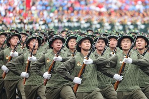 奠边府大捷70周年纪念阅兵游行 续写英雄赞歌