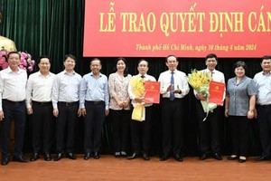 市委书记阮文年与本市市委、守德市委和芹耶县委所属参谋襄理机关领导向接受新任务的两位同志祝贺。