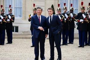 2024年5月6日，法国总统马克龙和中国国家主席习近平在爱丽舍宫庭院里握手合影。（图：AFP）