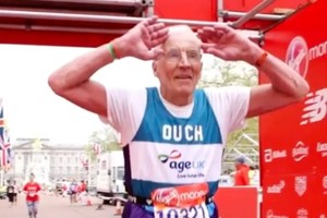 九旬翁累计跑 52 场马拉松