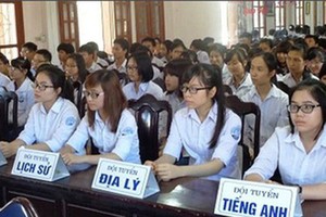 学生参加年度国家级高中优秀生会考。