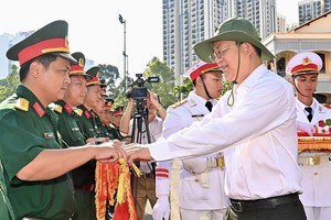 市委常务副书记阮胡海向参加单位颁授纪念旗帜。（图：越勇）