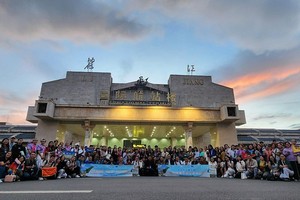 丽江考察团在丽江国际航站楼合影。