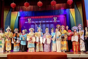 友谊歌剧社与欣福粤剧团演员合照。