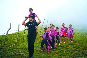 音乐短片《越南一圈》中歌手凯登与高原地区儿童。