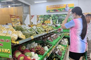 图为消费者在便利店选购OCOP产品。（图：黄雪）