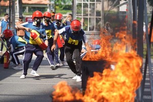 各队参加消防技能比赛。（图：越通社）