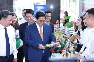 政府总理范明政参观西宁省产品展位。