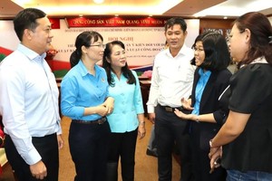 代表们在接触会间隙同选民亲切交流。（图：蔡芳）