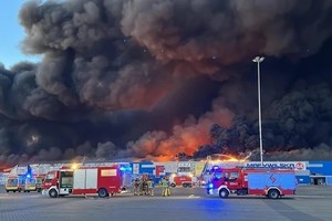 波兰购物中心火灾场景。（图：Super Express）