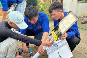 志愿团的成员正组装太阳能系统。