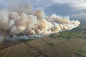 加拿大艾伯塔省Teepee Creek镇以东4公里处的大草原森林地区，上周五出现大面积的野火，烟雾铺天盖地。（图：艾伯塔省野火服务中心/法新社）